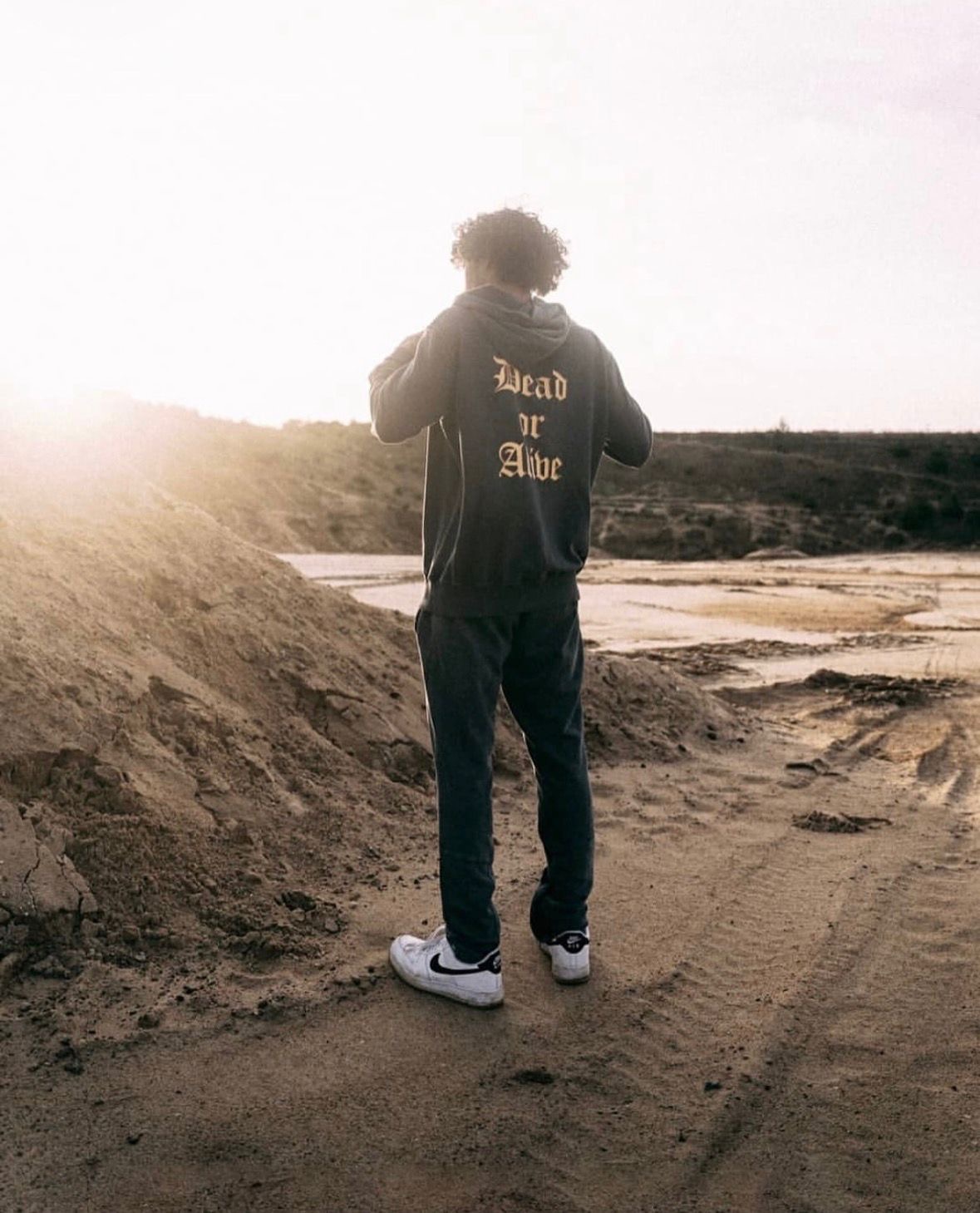 Custom Hoodie der FBI GmbH im Lifestyle-Shooting