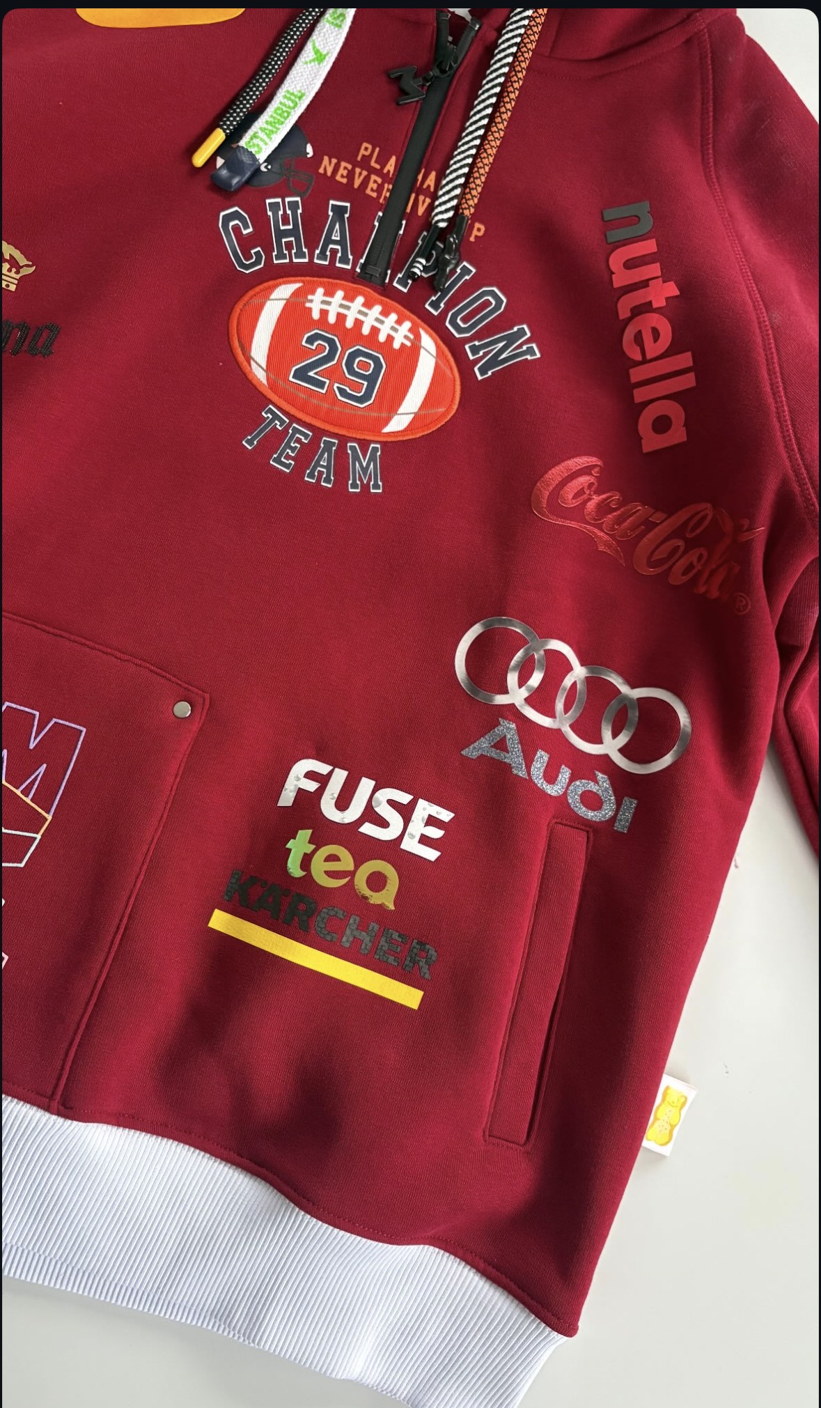 Trikots bedrucken lassen: Sporttrikot mit aufgebrachten Sponsorenlogos, produziert von der FBI GmbH