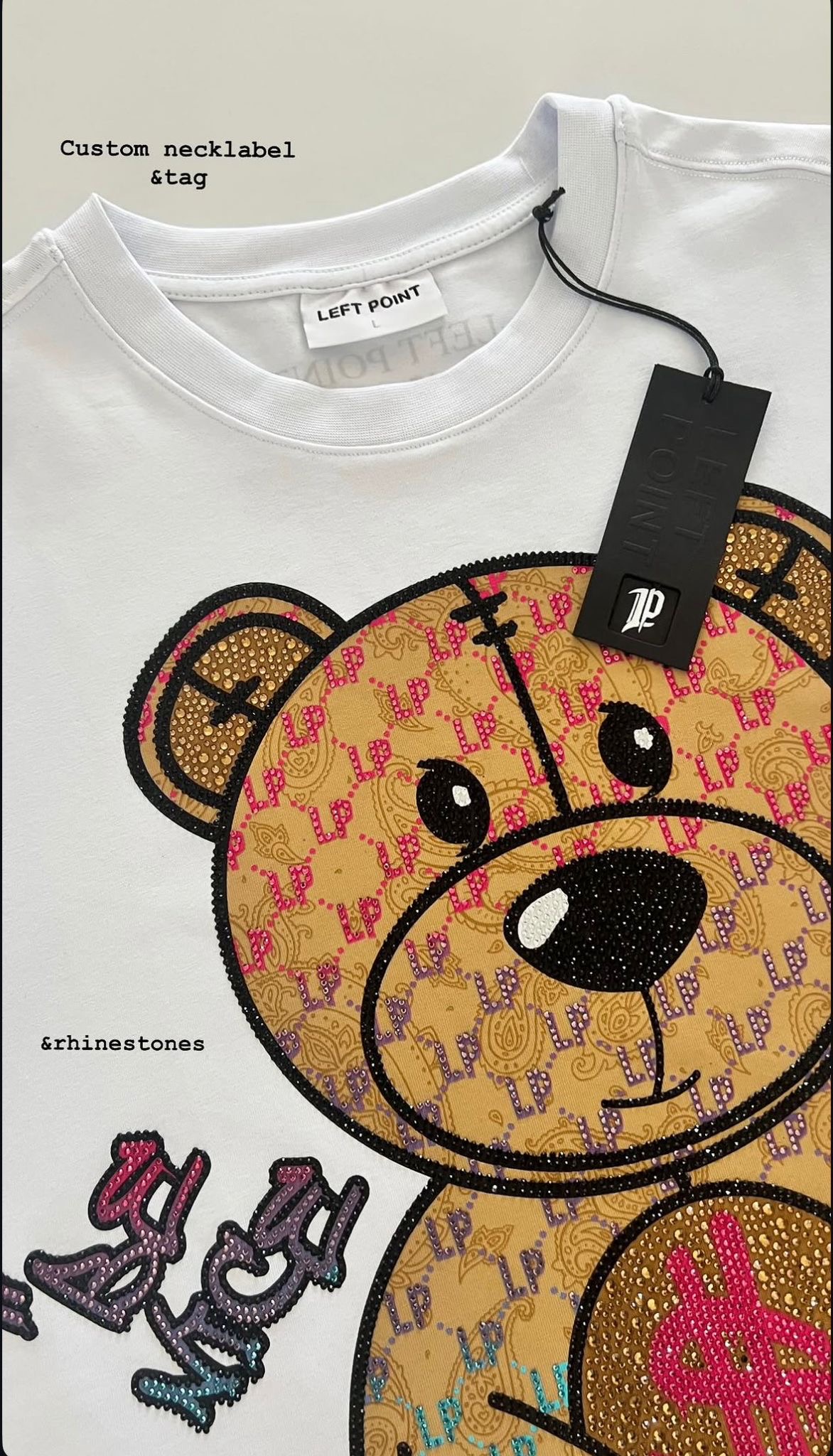 Shirts besticken lassen: T-Shirt mit besticktem Motiv und Strassapplikation von der FBI GmbH